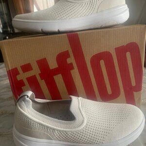 NWB fitflop women’s super- Q knit slip on sneakers size 8.5
